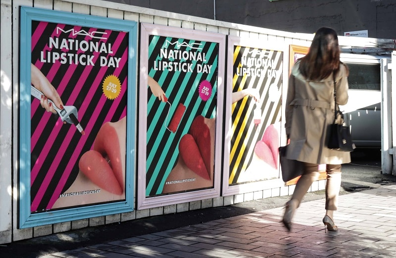Tấm poster với kích cỡ to trên phố. Xem giá in Tại đây