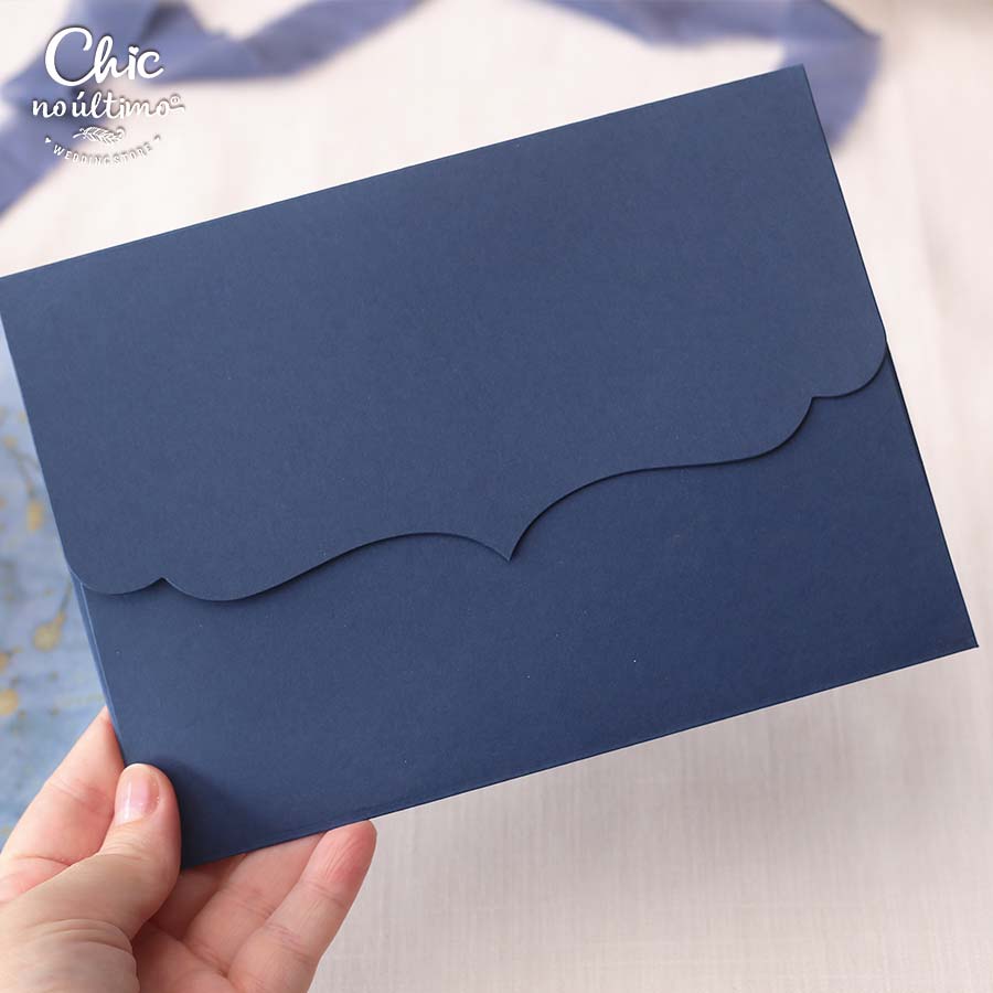 Bạn cũng có thể cắt những đường lượn sóng để xếp nên một chiếc phong bì với kiểu dáng lạ mắt và trang nhã như thế này.